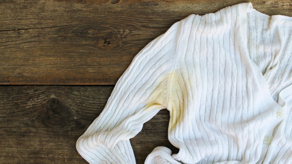 Ropa blanca con manchas amarillas