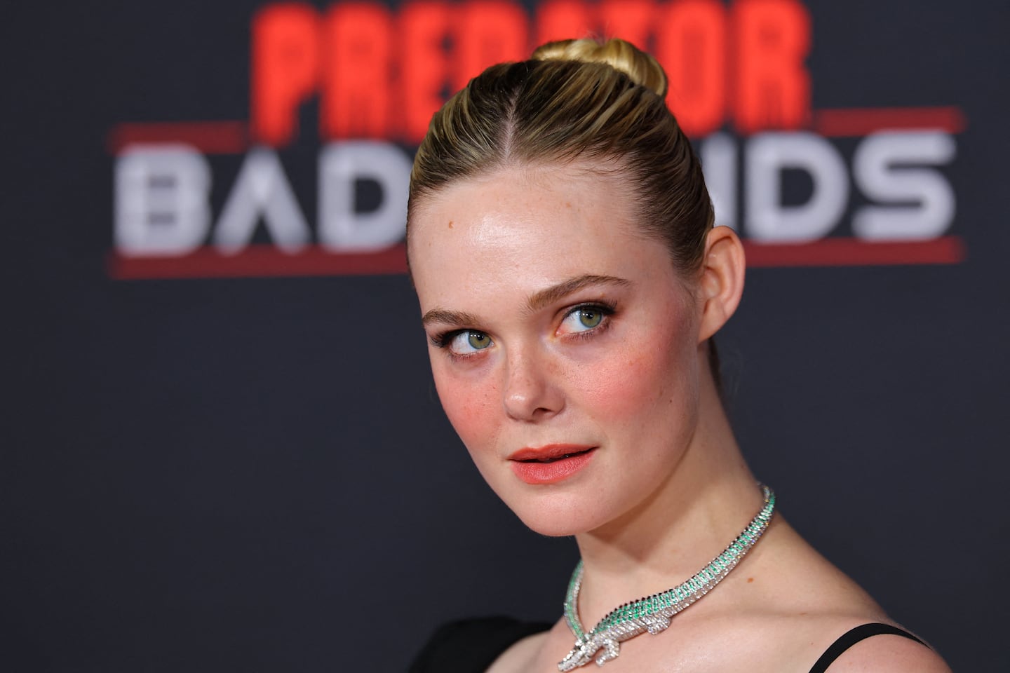 Elle Fanning en la alfombra roja del estreno de 'Predator: Bad Blood'