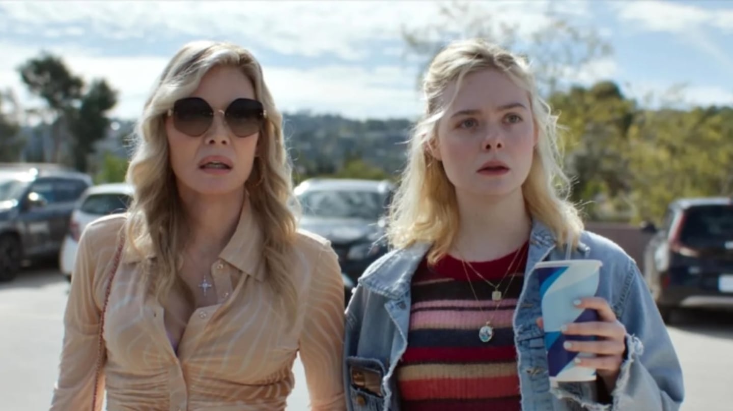 Elle Fanning y Dakota Fanning caminando juntas en un entorno urbano