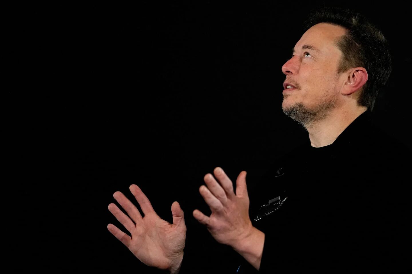 Elon Musk celebrando su cumpleaños con una expresión pensativa