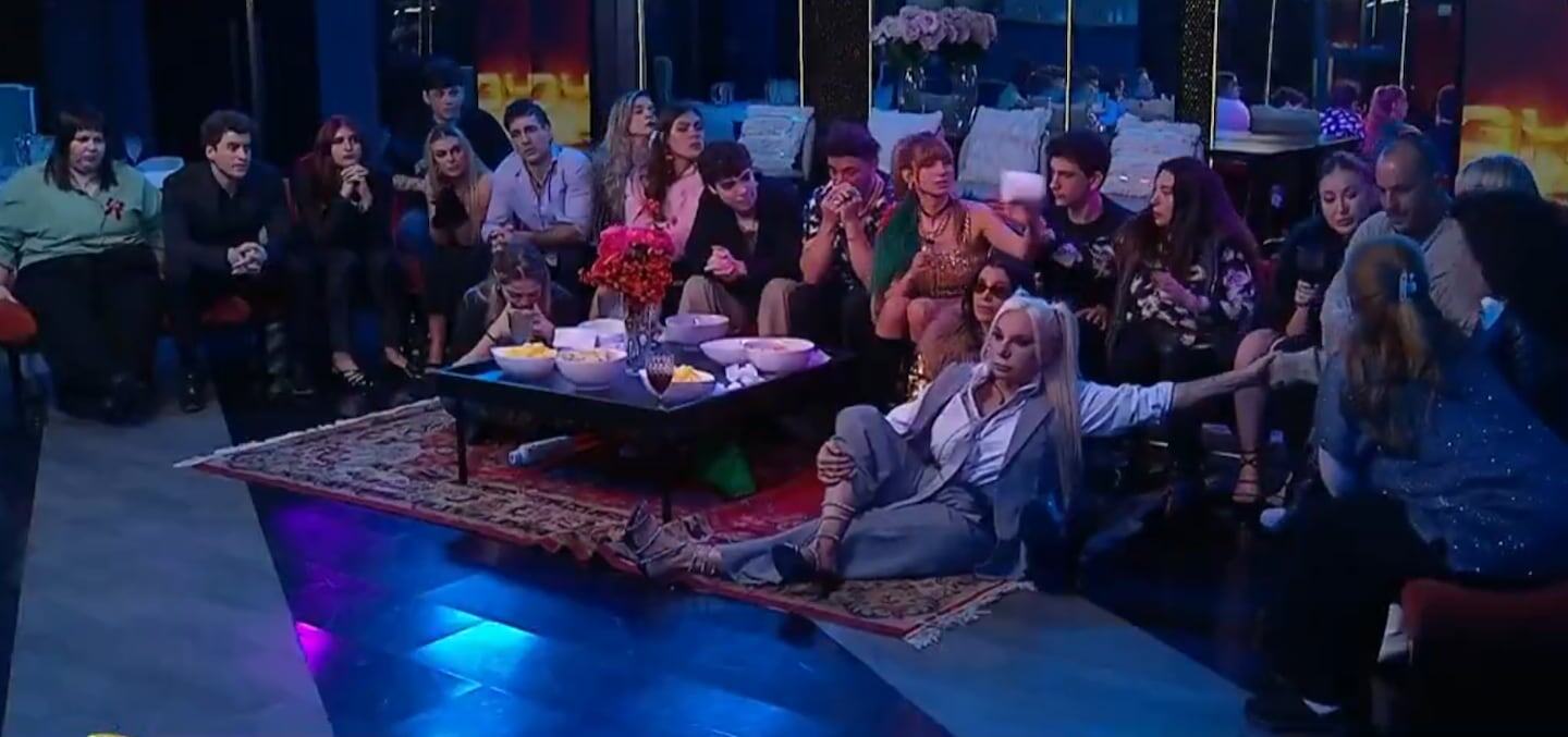Emanuel Di Gioia sentado en el suelo durante la gala de Gran Hermano 2026, rodeado de otros participantes