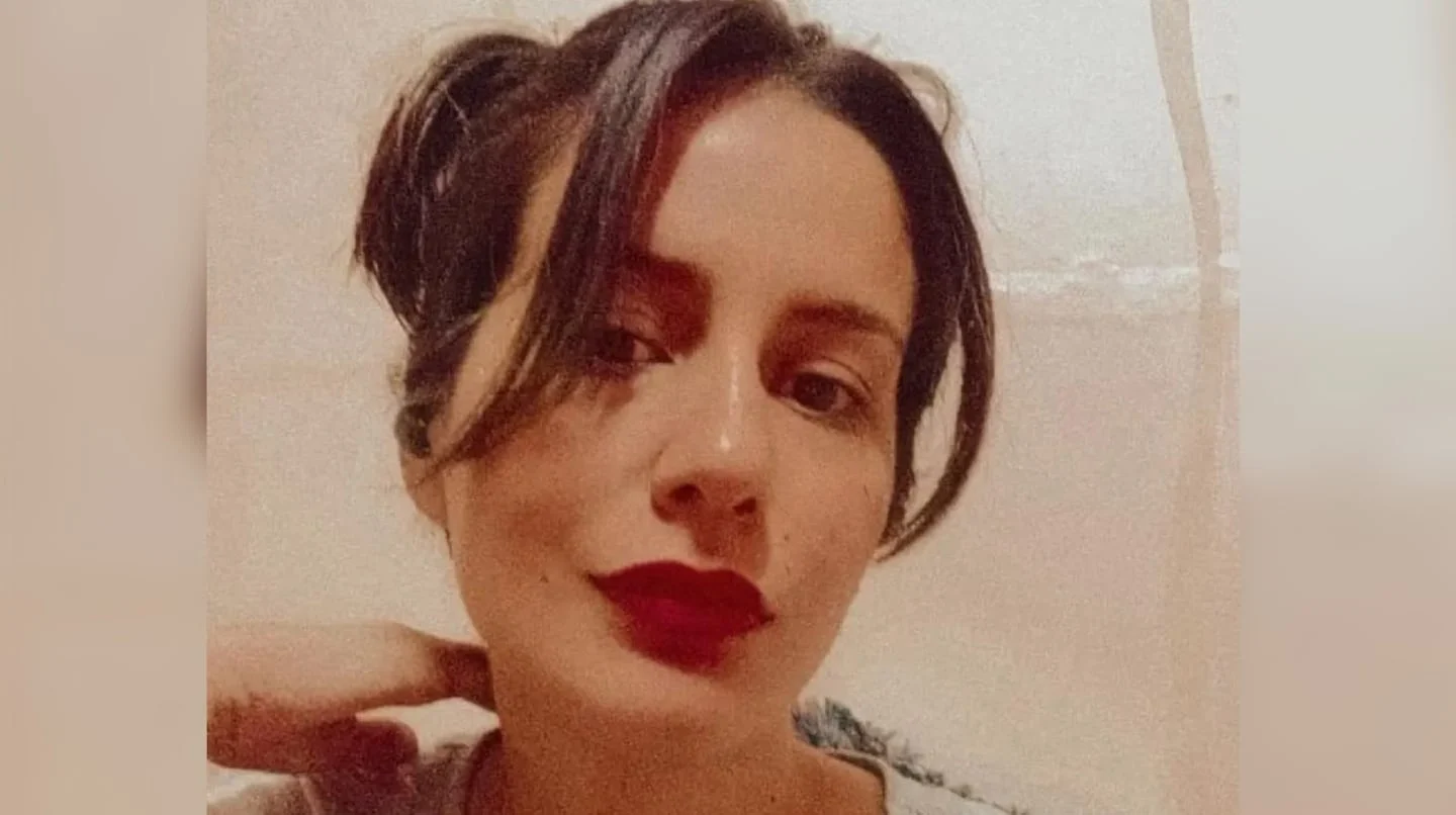 Cecilia Strzyzowski, víctima del femicidio, con labios rojos y mirada seria