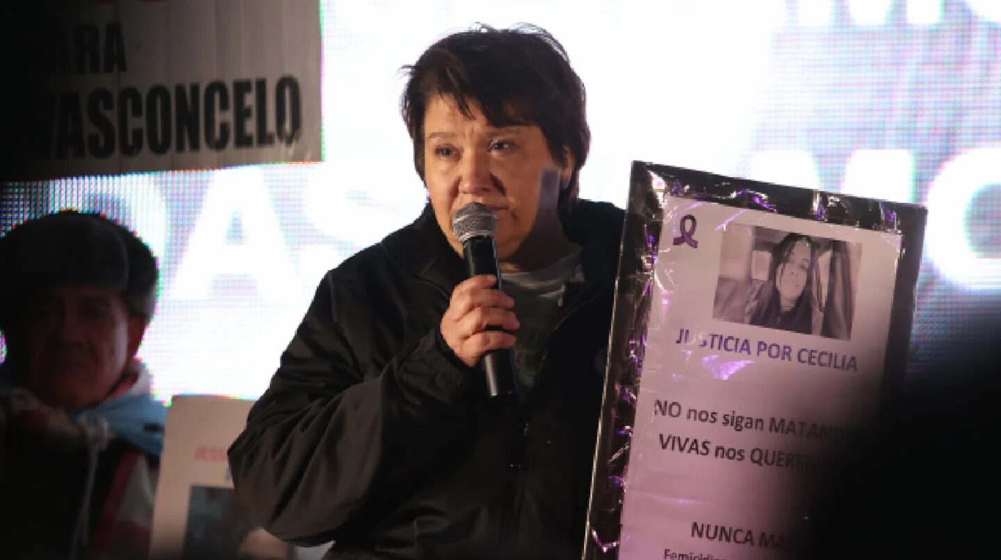 Mujer con micrófono sostiene cartel de justicia por Cecilia Strzyzowski en una manifestación
