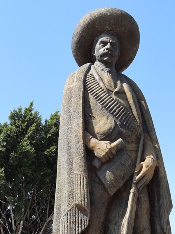 Estatua de Emiliano Zapata con sombrero y rifle en mano