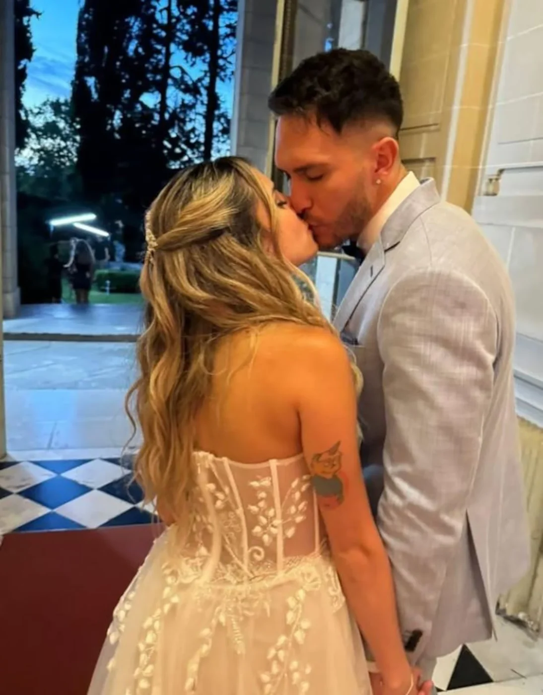 Emily Ceco y Santiago Martínez compartiendo un momento íntimo en un evento
