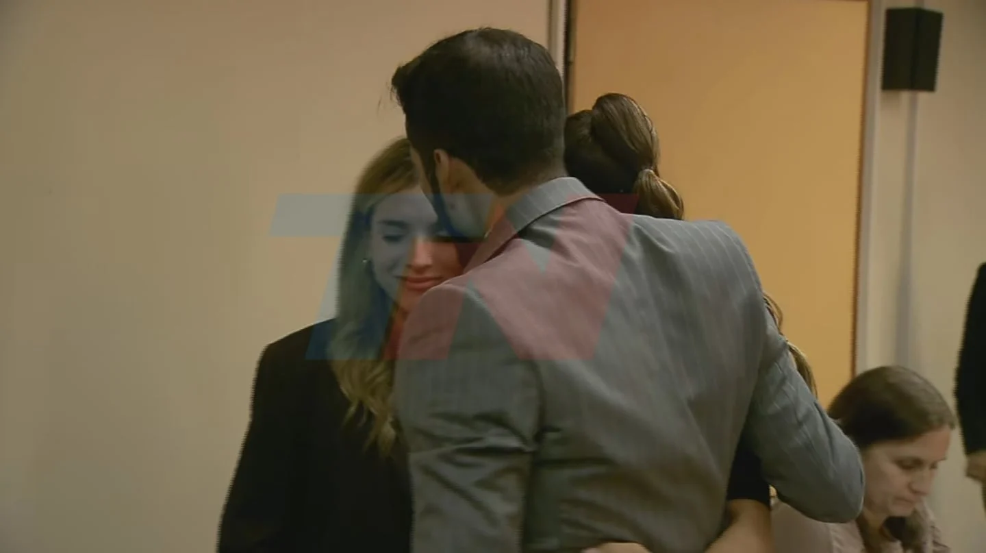 Emily Ceco y Santiago Martínez se abrazan en un tribunal