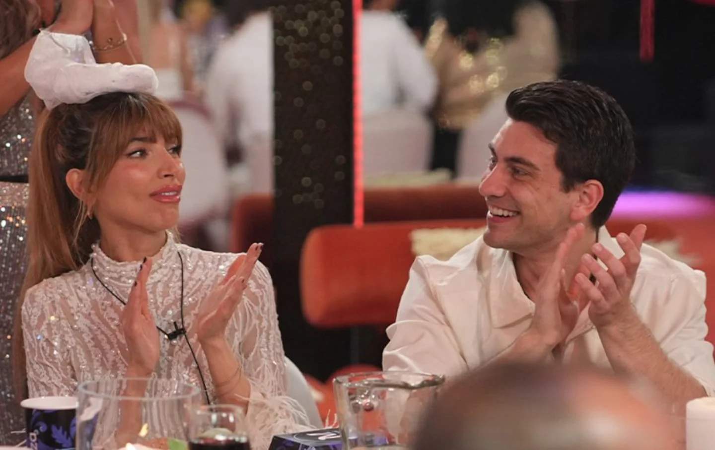 Participantes de Gran Hermano 2026 aplaudiendo durante una emotiva cena