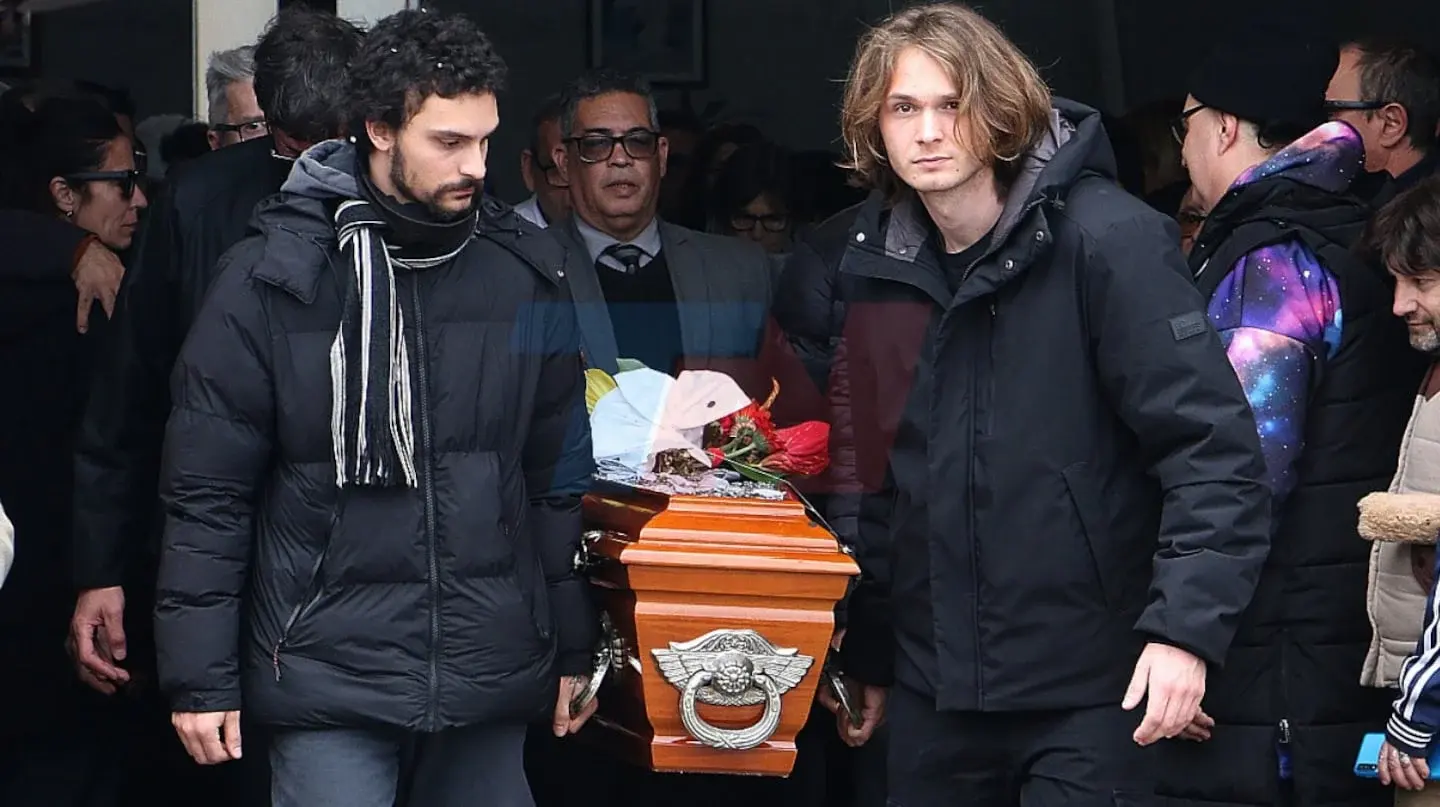 Hijos y familiares llevan el ataúd de Ernestina Pais durante su despedida en Chacarita