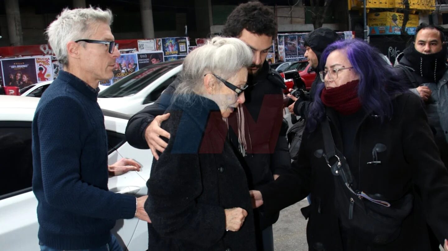 Familia y amigos acompañan a la madre de Ernestina Pais en su despedida en Chacarita