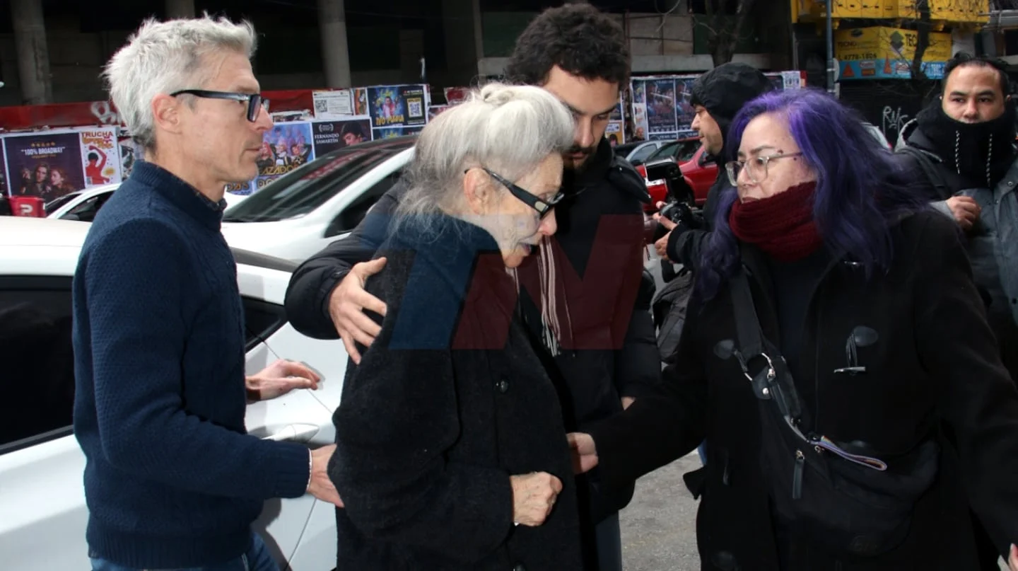 Familia y amigos acompañan a la madre de Ernestina Pais en su despedida en Chacarita
