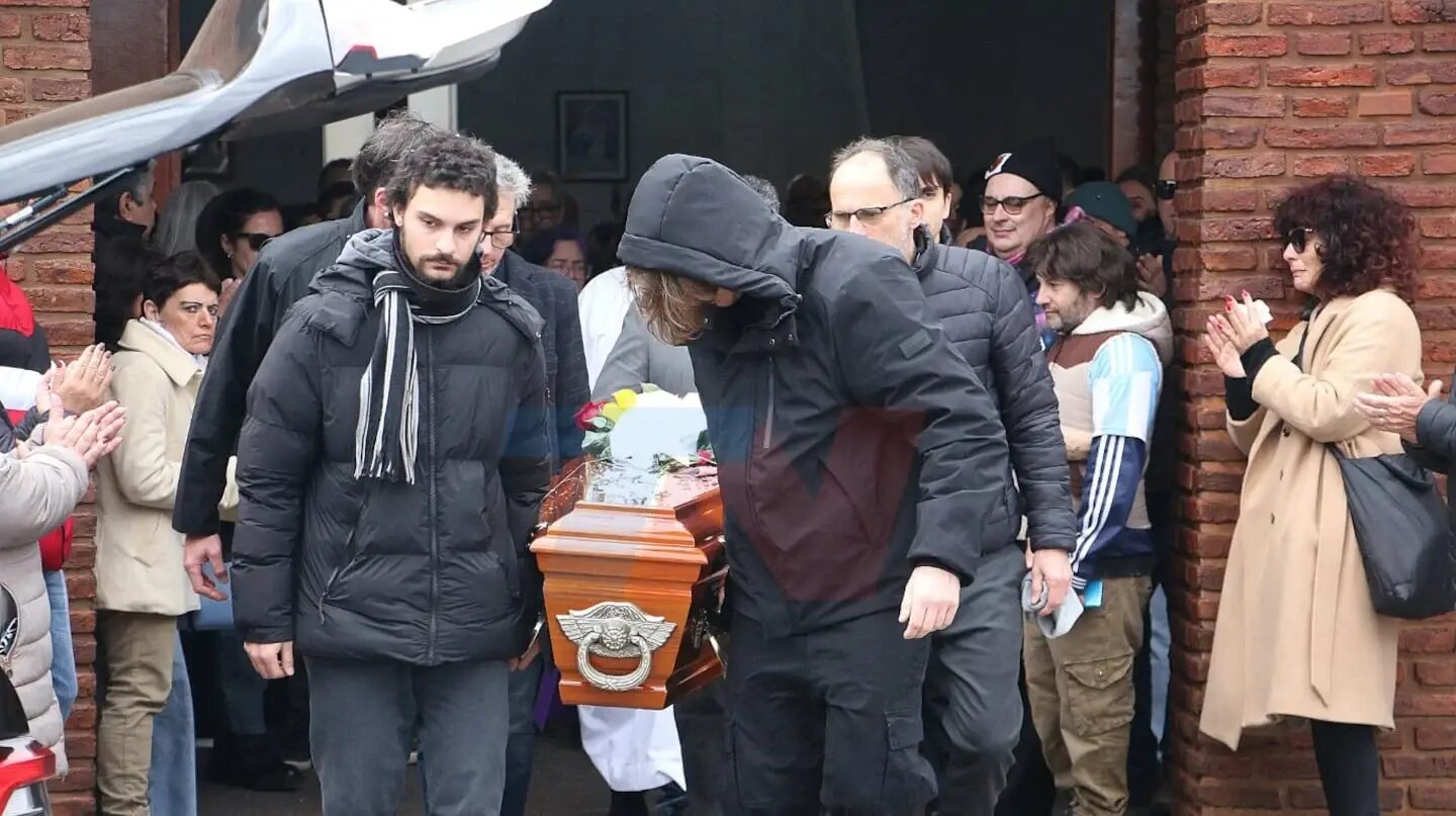 Hombres llevando el ataúd de Ernestina Pais durante su despedida en Chacarita