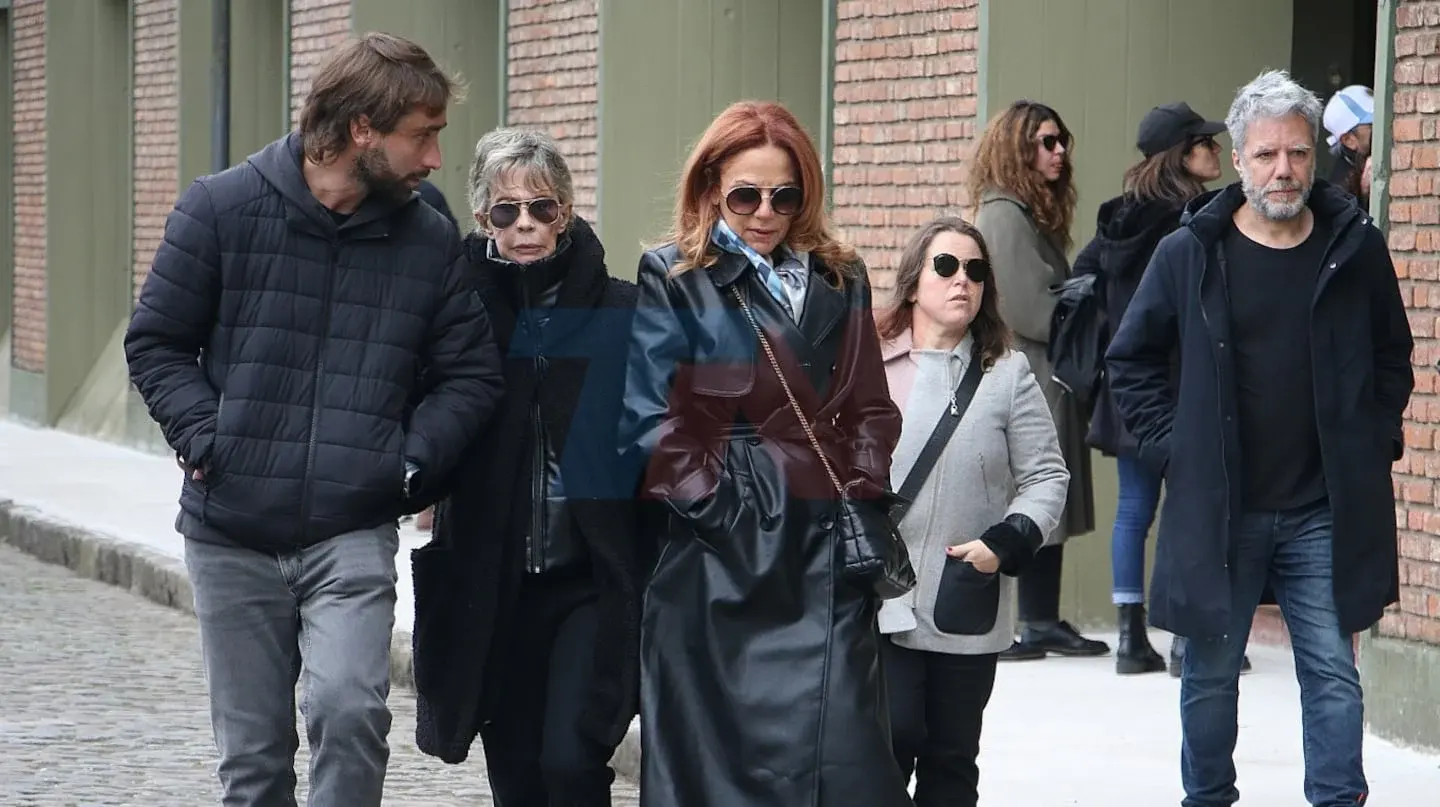 Familia y amigos de Ernestina Pais durante su despedida en Chacarita