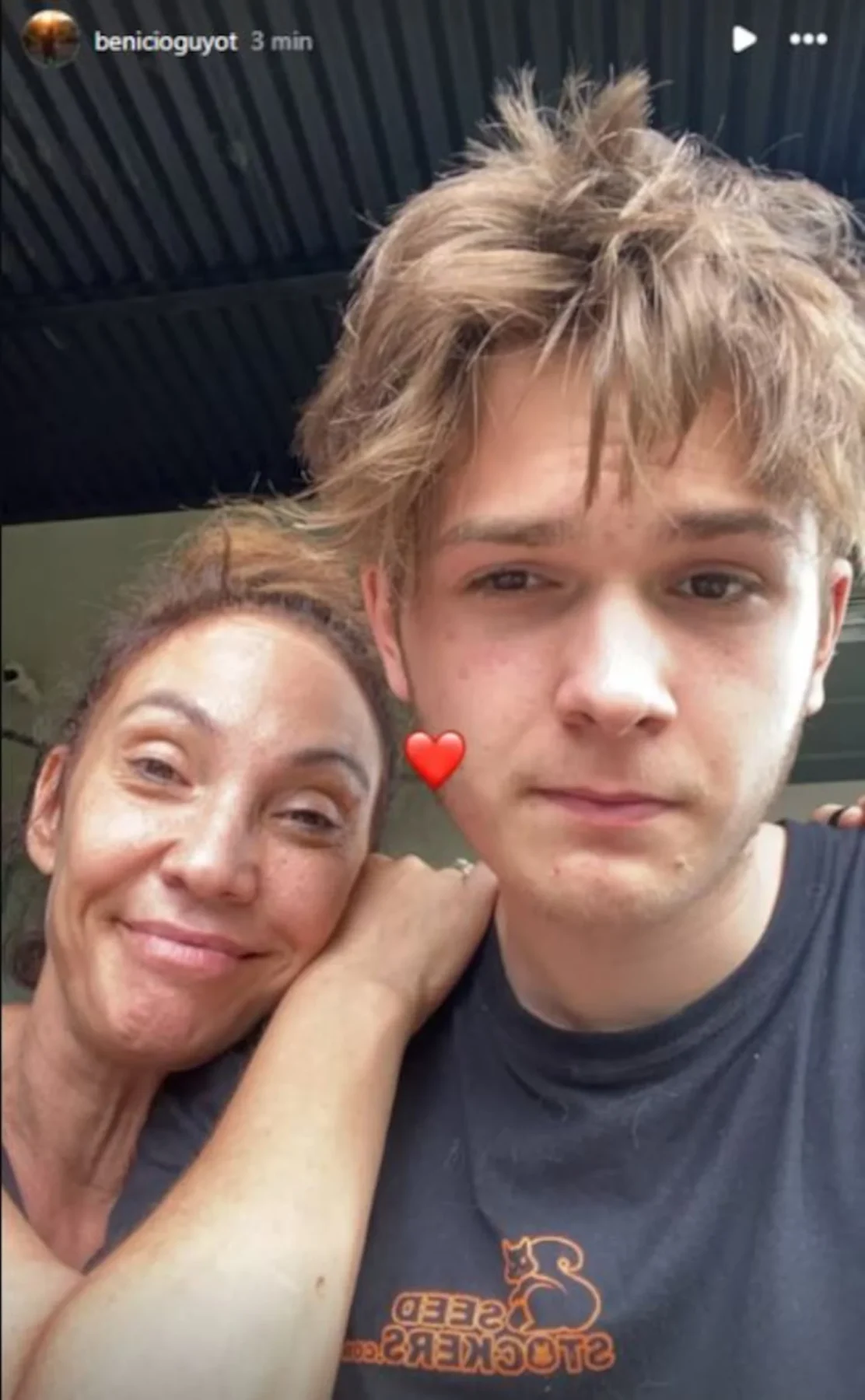 Benicio Guyot Pais junto a su madre, Ernestina Pais, en un emotivo momento familiar