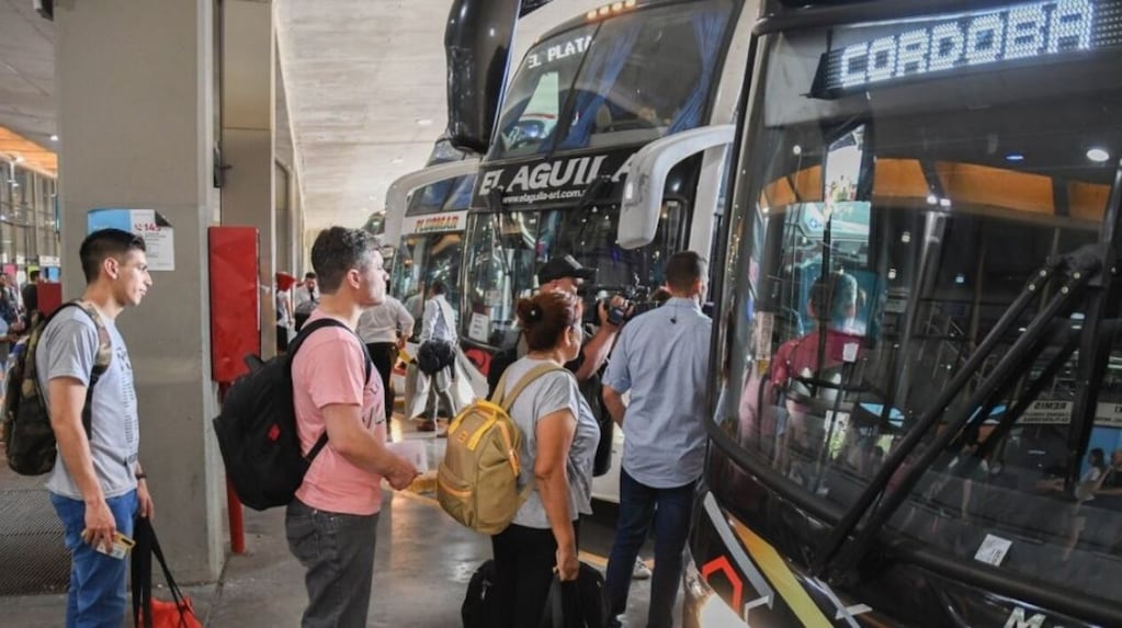 Colectivos en una terminal de transporte