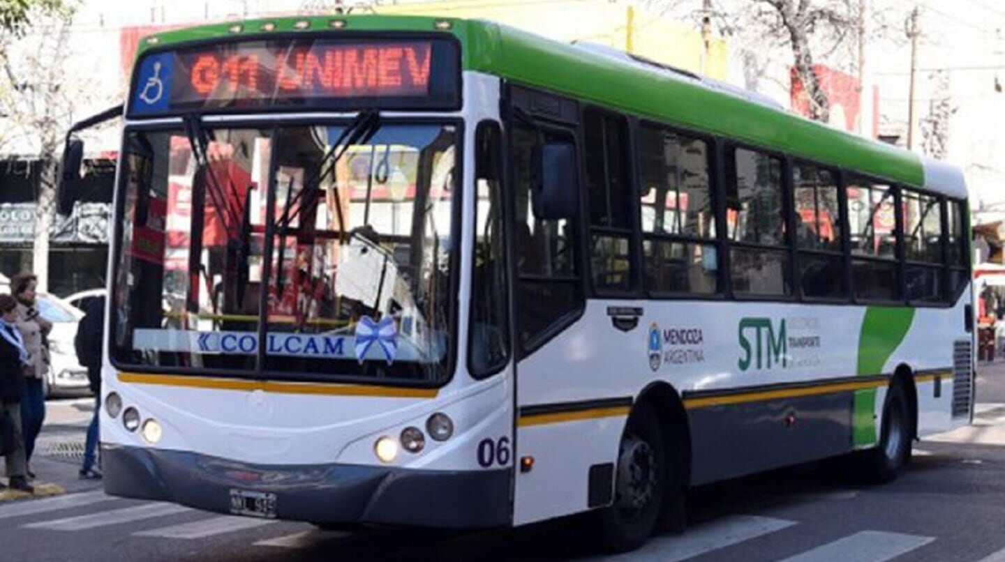 Colectivo de transporte público en una calle de la ciudad
