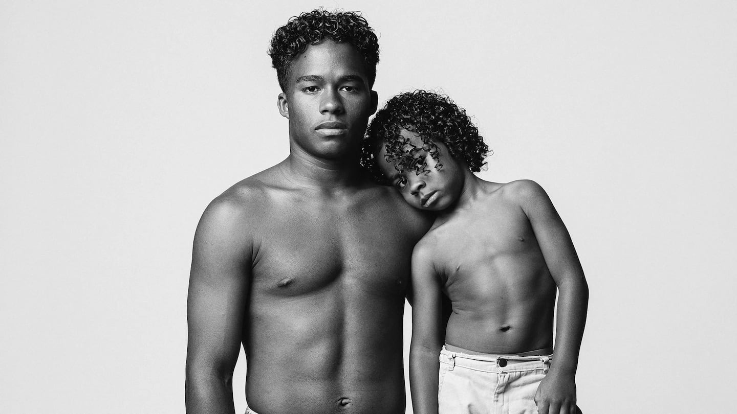 Endrick y un niño pequeño posando juntos en blanco y negro