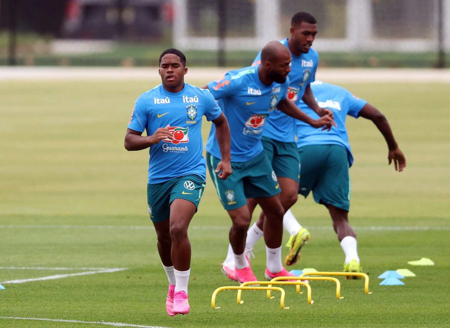 Endrick entrenando con la selección brasileña de fútbol en un campo de entrenamiento