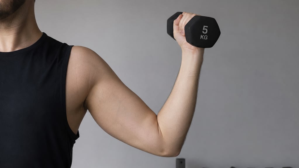 Entrenamiento de fuerza con pesas para brazos