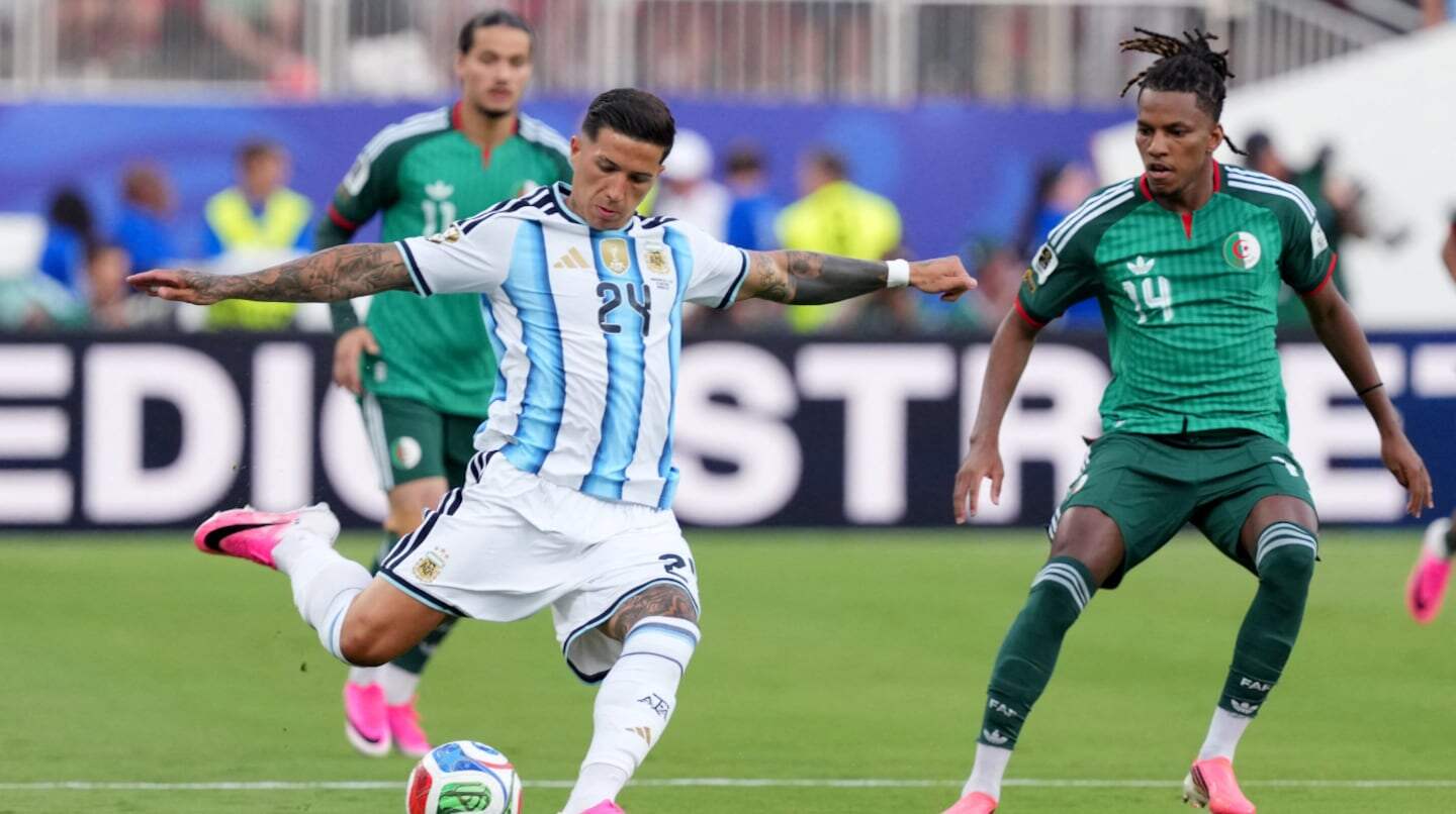 Enzo Fernández en acción durante un partido de fútbol con la selección argentina