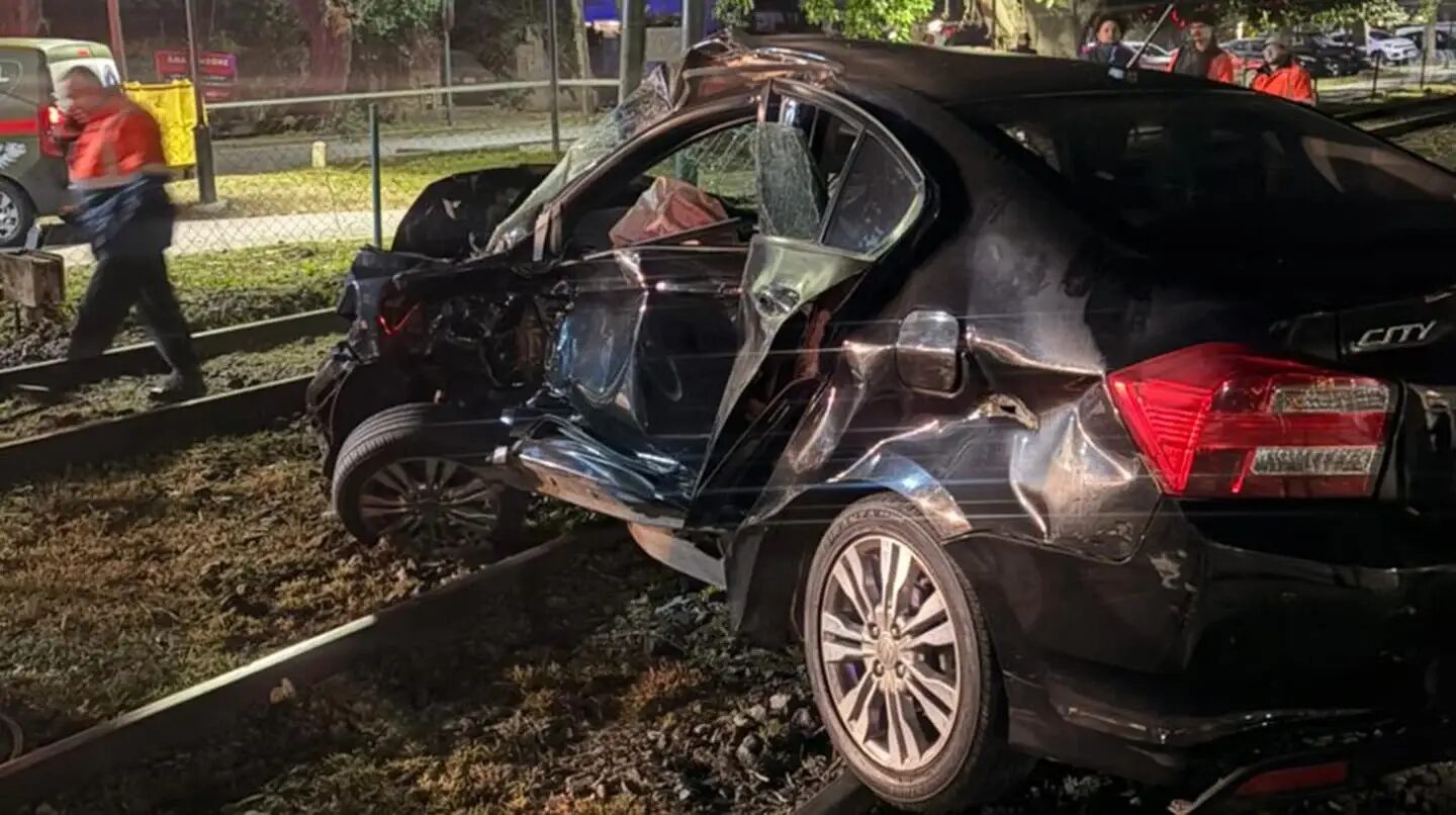 Auto negro dañado tras accidente en Vicente López
