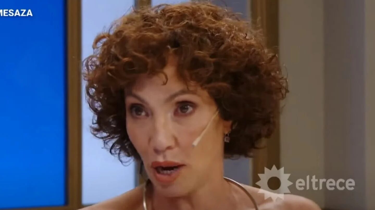 Ernestina Pais hablando sobre su lucha contra el alcoholismo en un programa de televisión