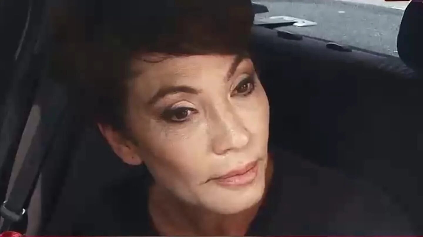 Ernestina Pais hablando sobre su lucha contra el alcoholismo en un vehículo