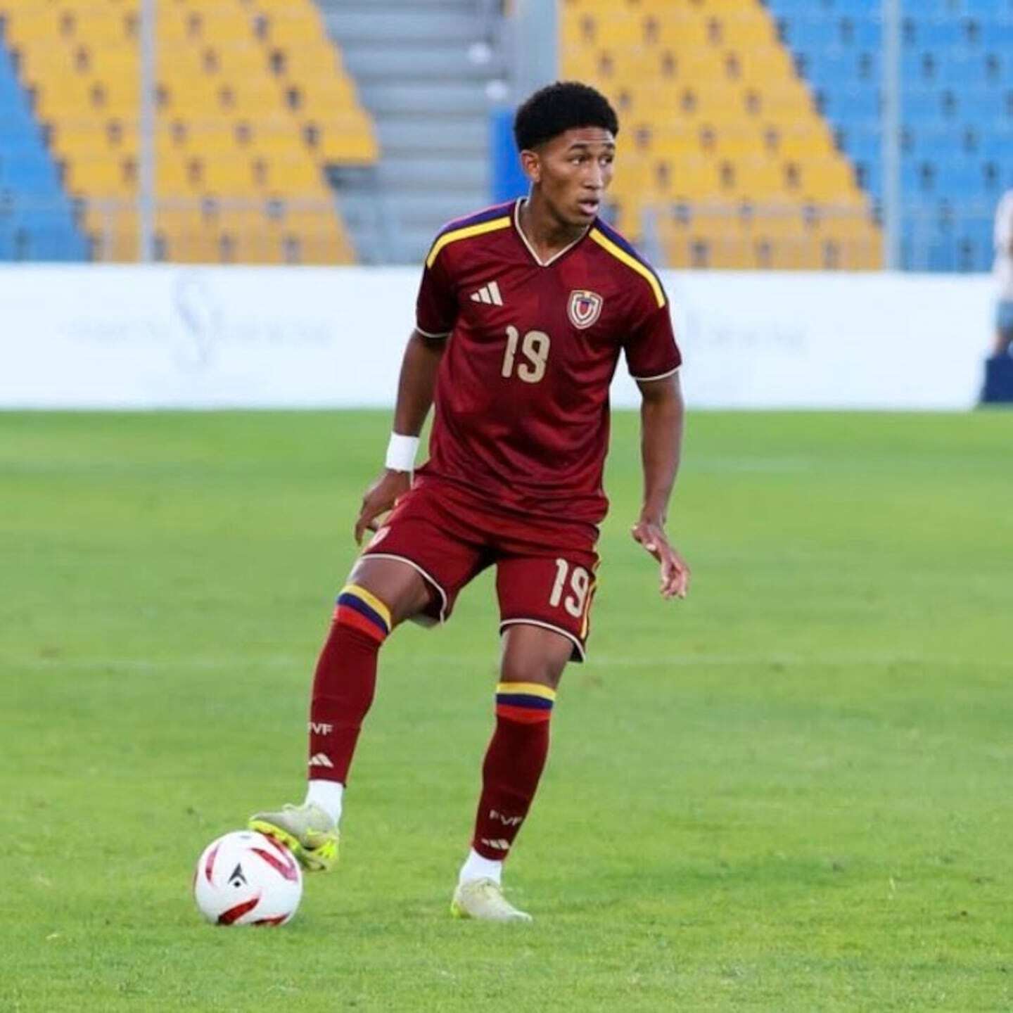 Yimvert Berroterán, mediocampista de la Selección Sub-20 de Venezuela, jugando en un partido de fútbol