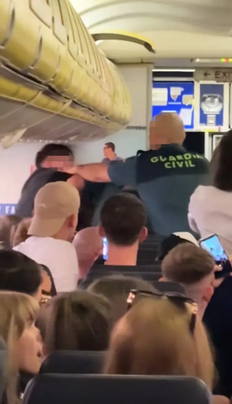 Pasajero agresivo siendo detenido por la policía en un vuelo de Ryanair