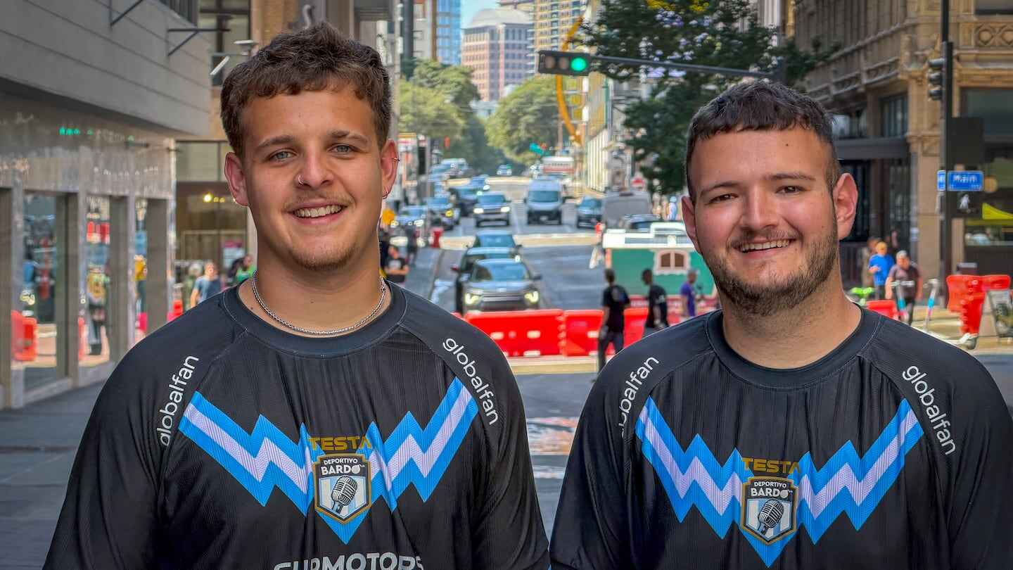 Dos jóvenes hinchas argentinos sonríen en una calle de Dallas