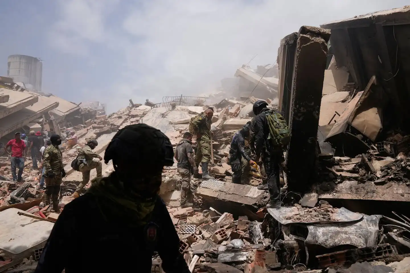 Rescatistas buscan sobrevivientes entre los escombros tras un terremoto en Venezuela