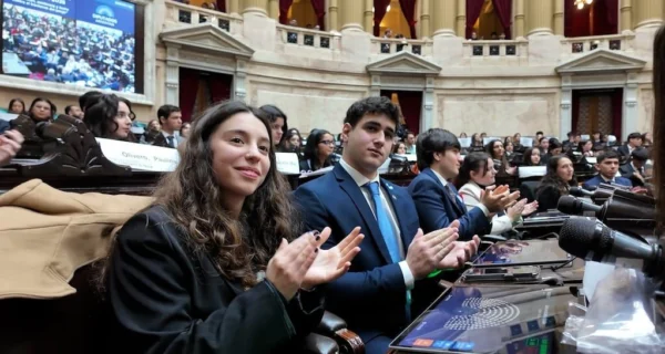 Estudiantes debatiendo en la Cámara de Diputados sobre la ludopatía