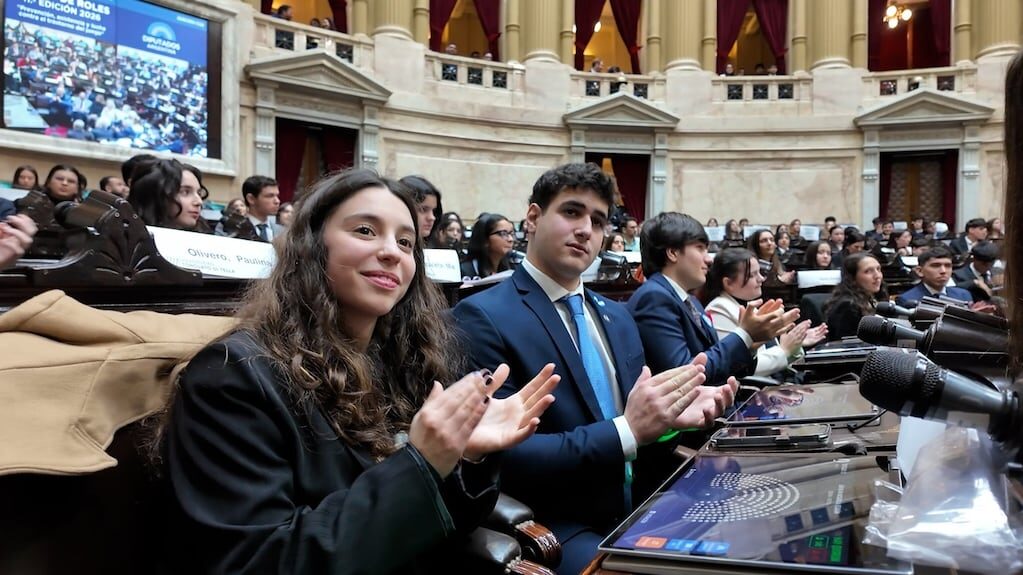 Estudiantes debatiendo en la Cámara de Diputados sobre la ludopatía