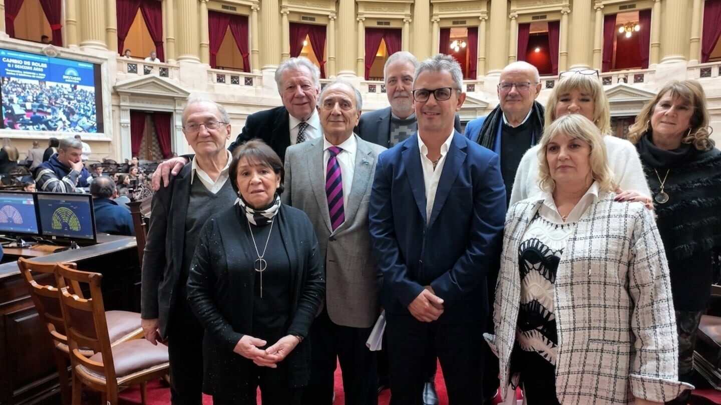 Grupo de estudiantes universitarios en la Cámara de Diputados durante un debate sobre la ludopatía