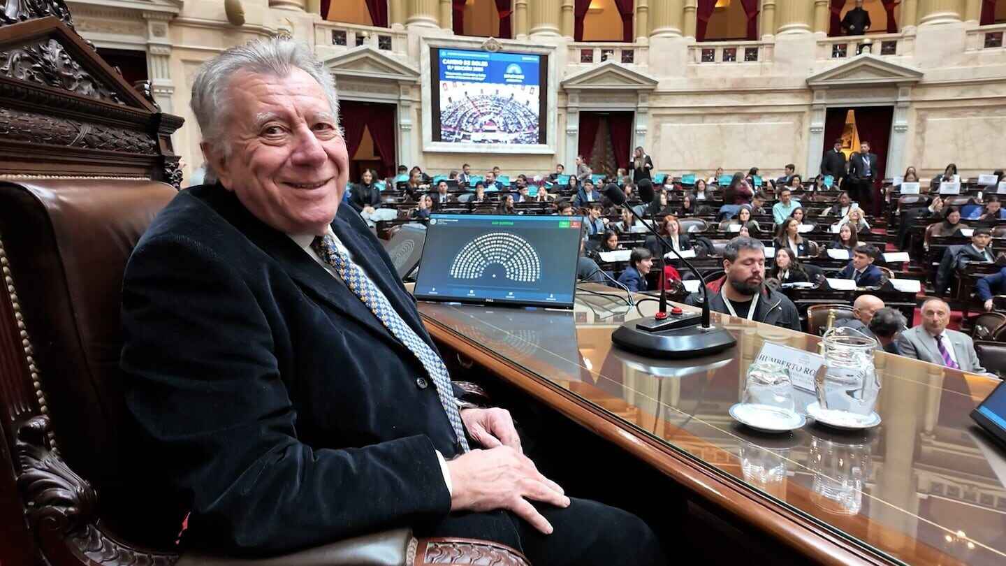 Diputado sonriente en el recinto de la Cámara de Diputados durante un debate sobre la ludopatía