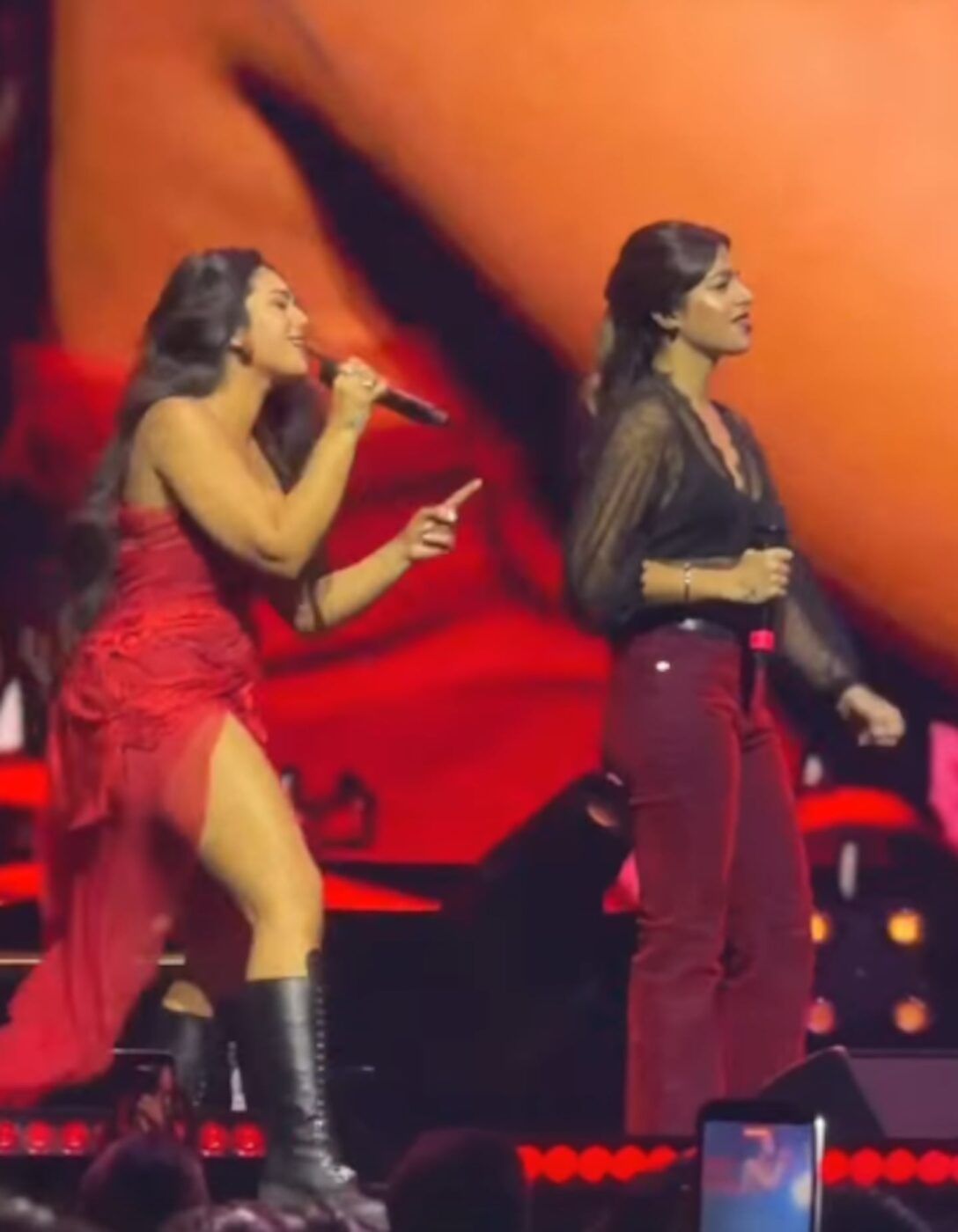 Eugenia Quevedo y Ángela Leiva cantando juntas en el escenario del Arena de Buenos Aires