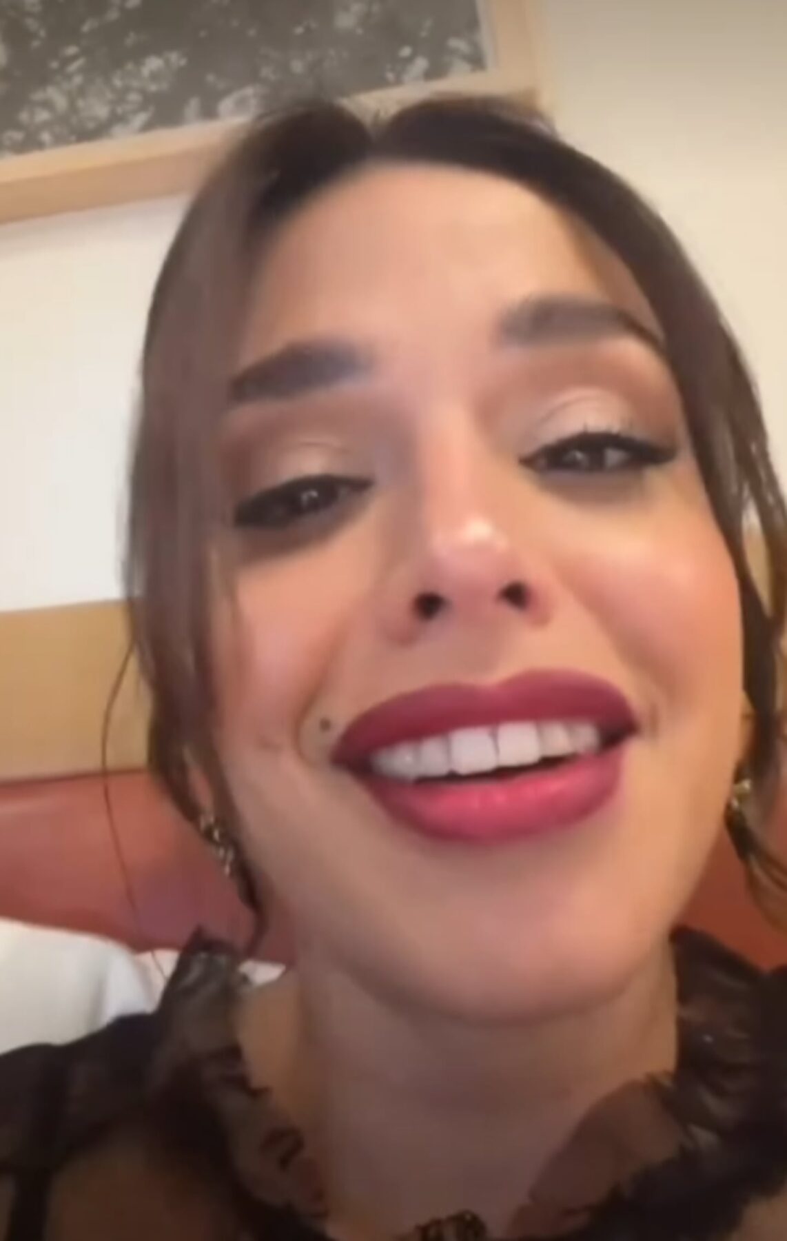 Eugenia Quevedo sonríe mientras se prepara para el concierto en el Arena de Buenos Aires