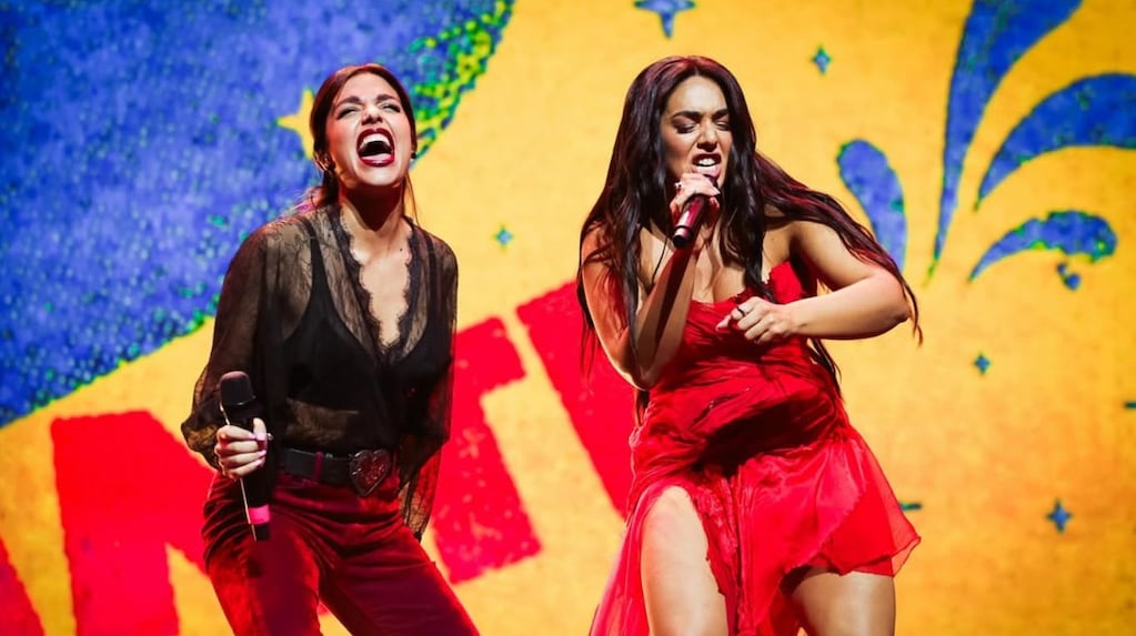 Eugenia Quevedo y Ángela Leiva en el escenario del Arena de Buenos Aires
