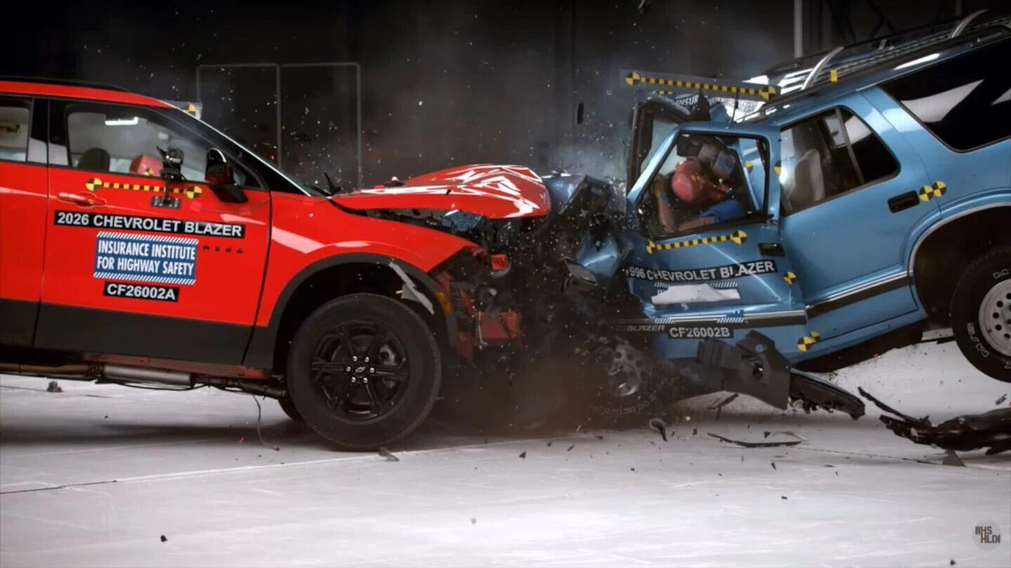 Choque frontal entre Chevrolet Blazer 1996 y 2026 en prueba de seguridad