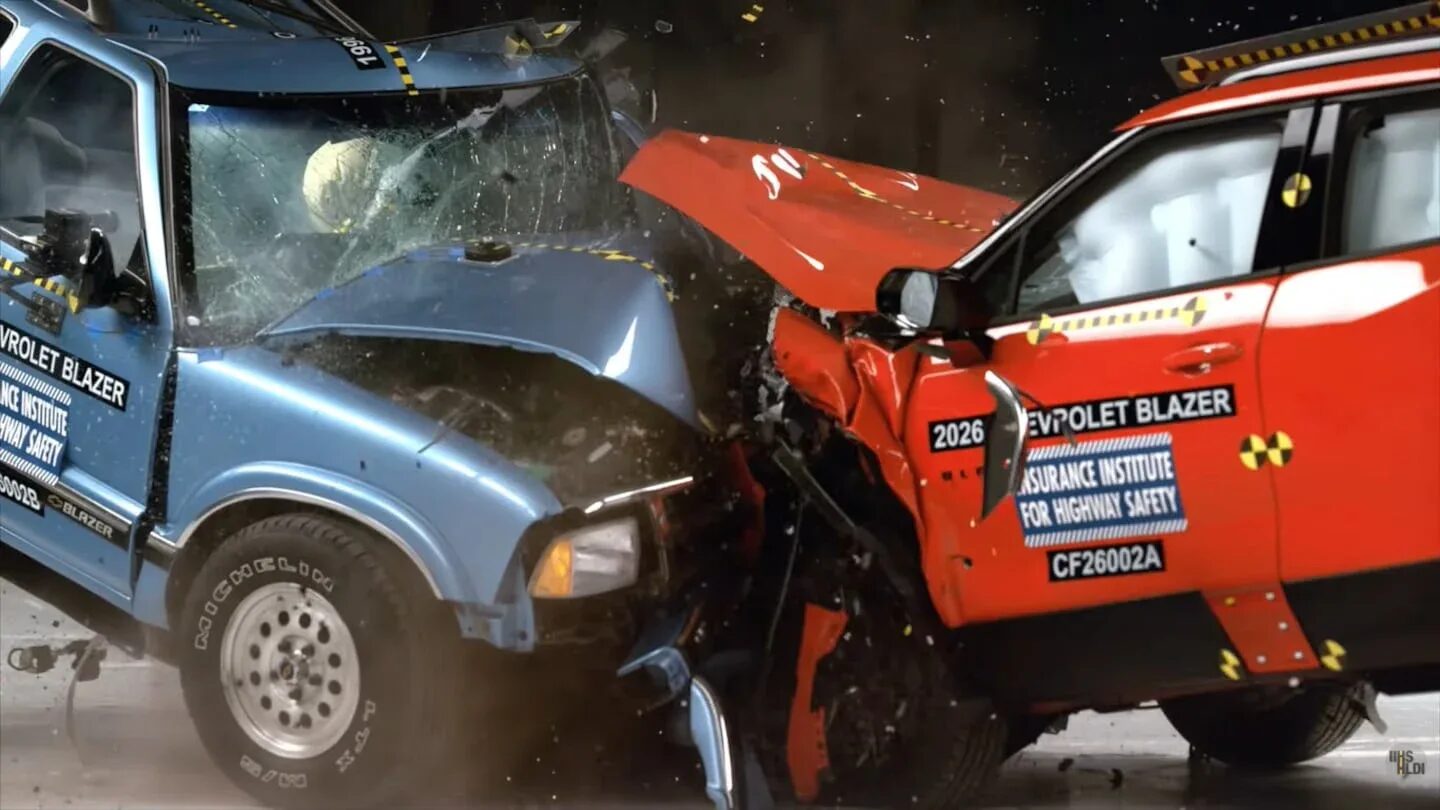 Choque frontal entre un Chevrolet Blazer de 1996 y otro de 2026 durante una prueba de seguridad