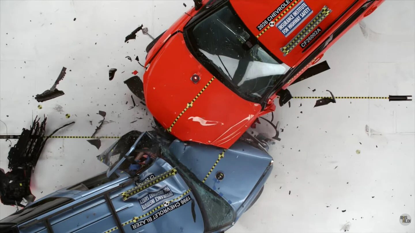 Choque frontal entre un Chevrolet Blazer de 1996 y uno de 2026 en una prueba de seguridad