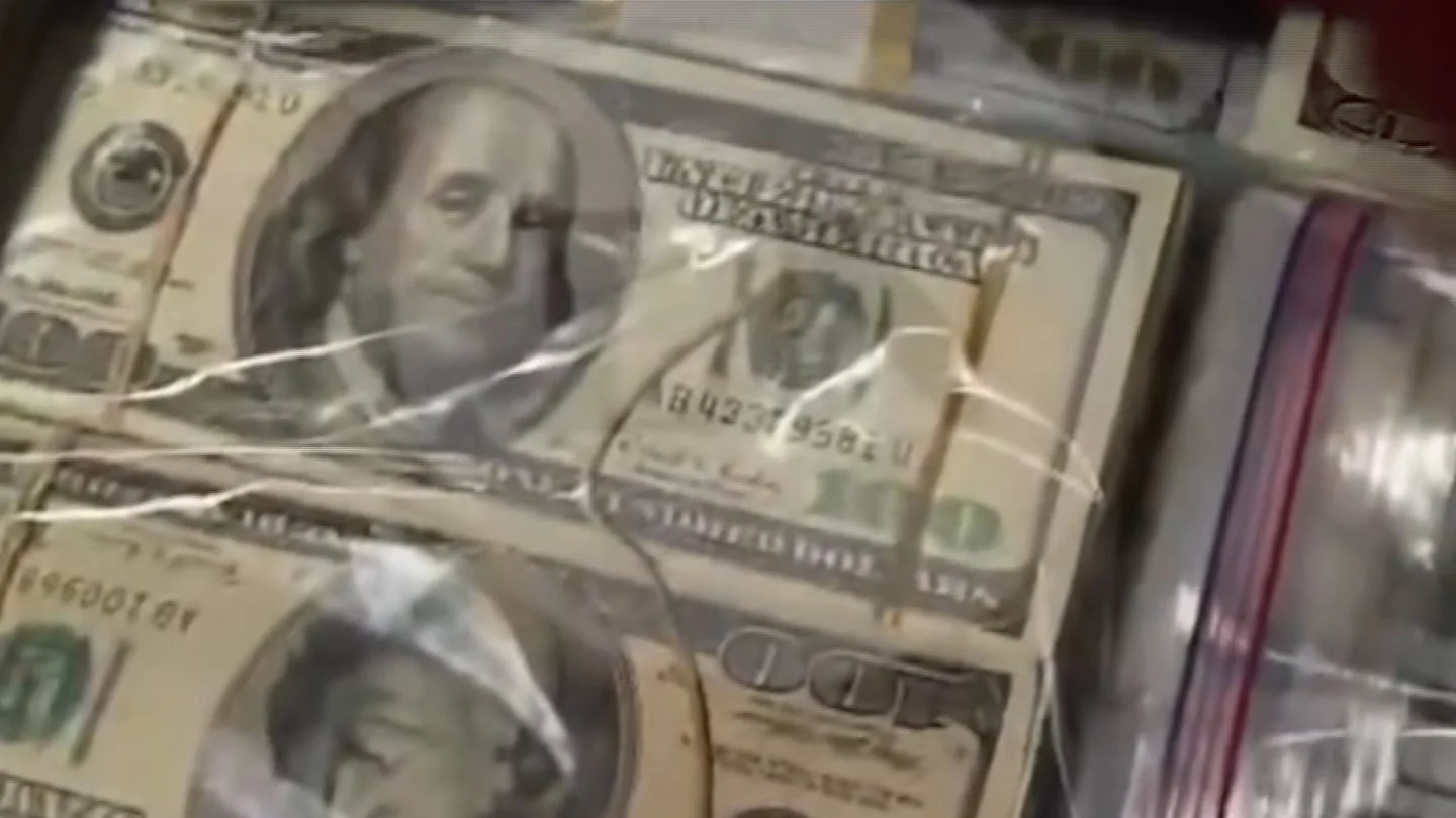 Fajos de dólares en una bolsa transparente