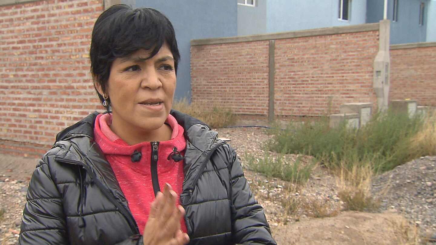 Mujer hablando sobre estafas en promesas de viviendas en Neuquén