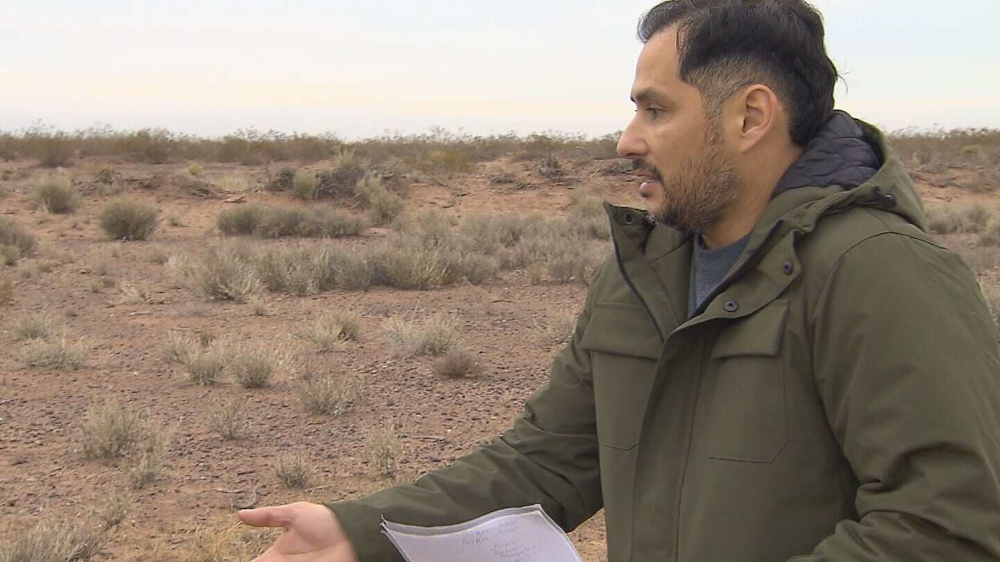 Jorge Salas, exdirector de Hábitat de Neuquén, en un terreno árido donde se prometieron viviendas