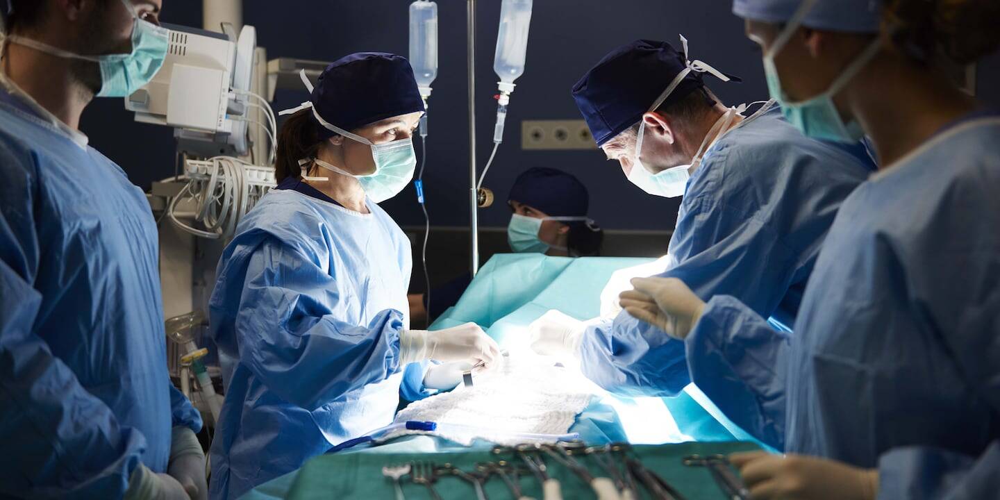 Equipo médico realizando un trasplante renal en un hospital de Buenos Aires