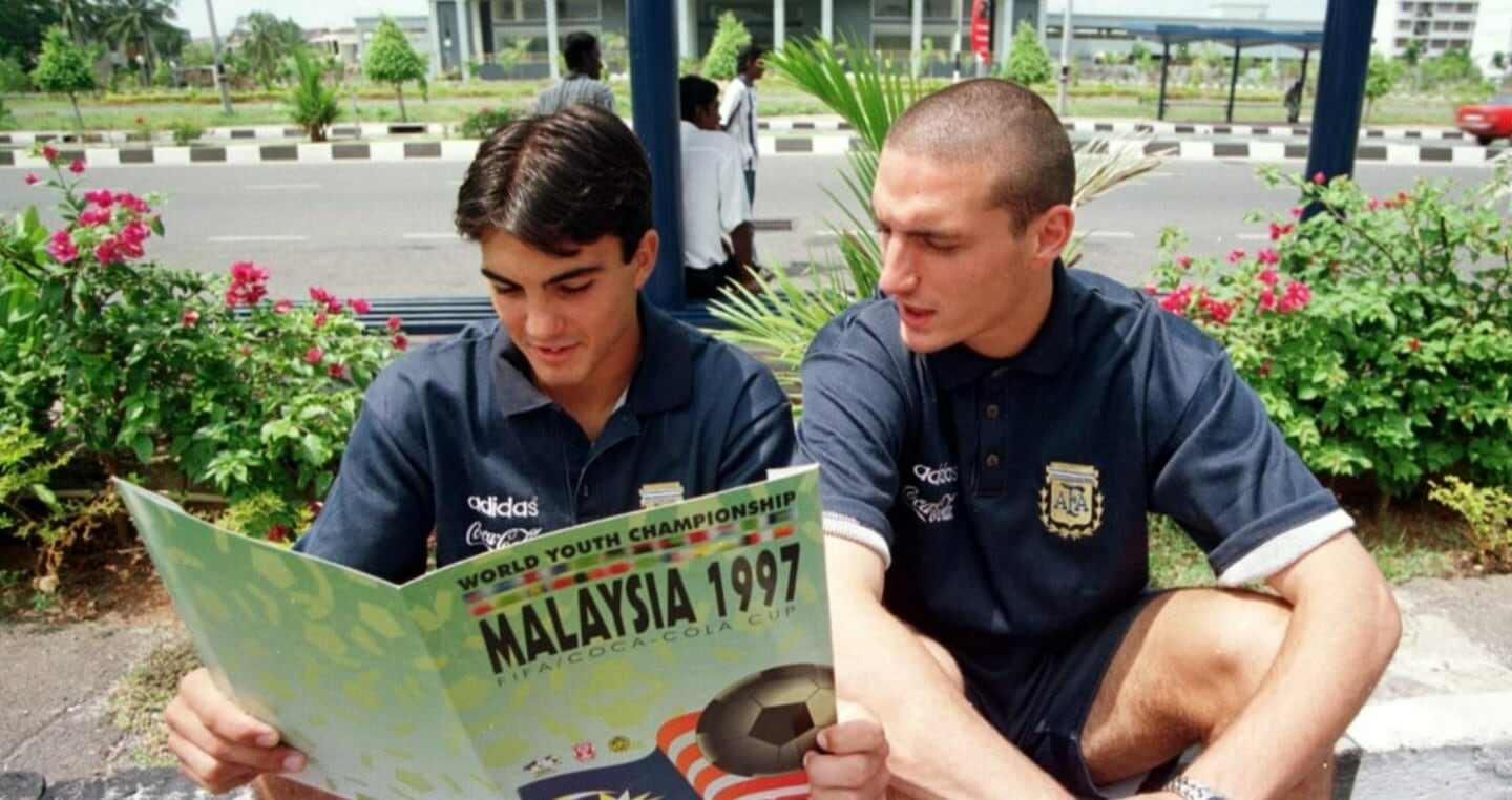 Fabián Cubero y Lionel Scaloni revisando un folleto del Mundial Juvenil 1997 en Malasia