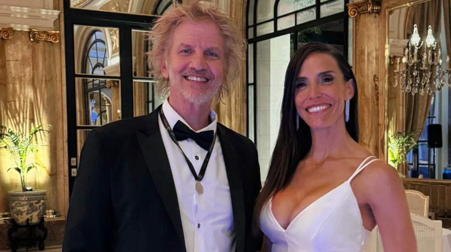 Facundo Arana y María Susini posando juntos en un evento elegante