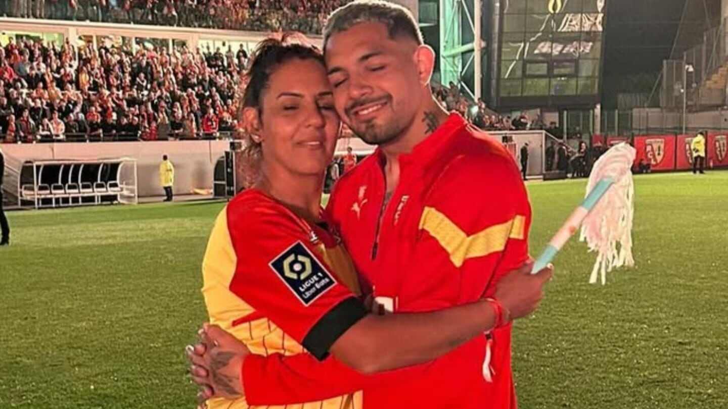 Facundo Medina abrazando a su madre en el campo de fútbol tras un partido