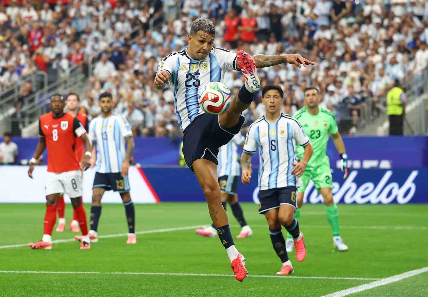 Facundo Medina en acción durante un partido de la Selección Argentina en el Mundial 2026