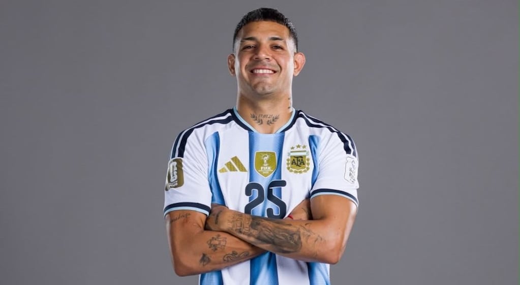 Facundo Medina en acción con la Selección argentina