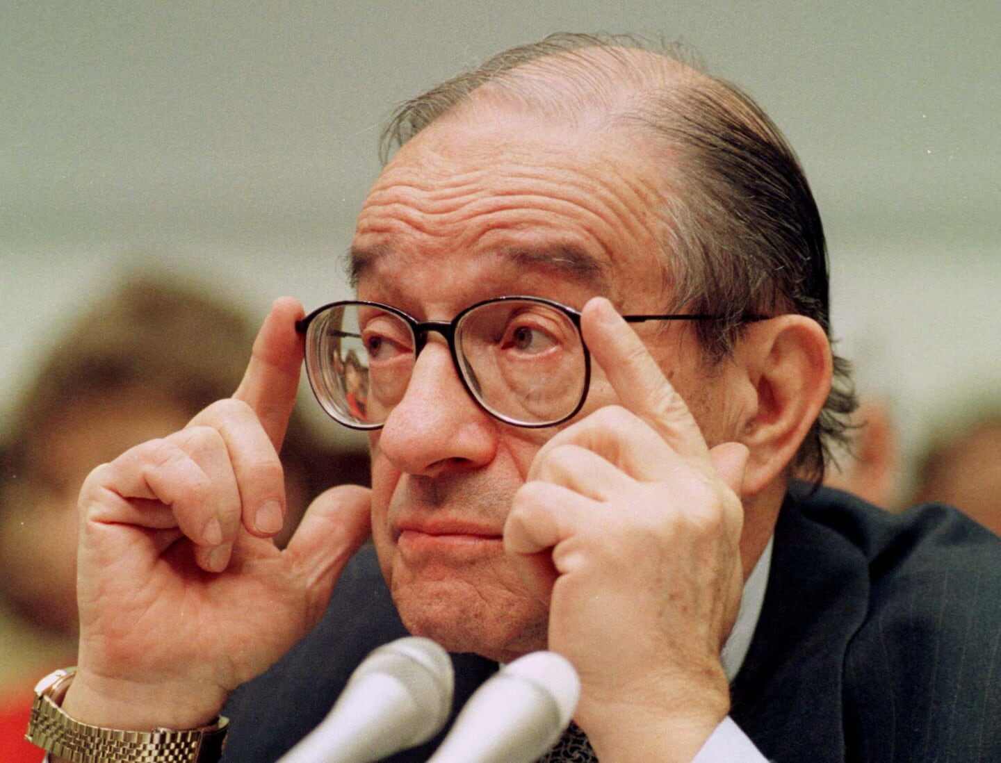 Alan Greenspan, ex presidente de la Reserva Federal, ajustando sus gafas durante una comparecencia